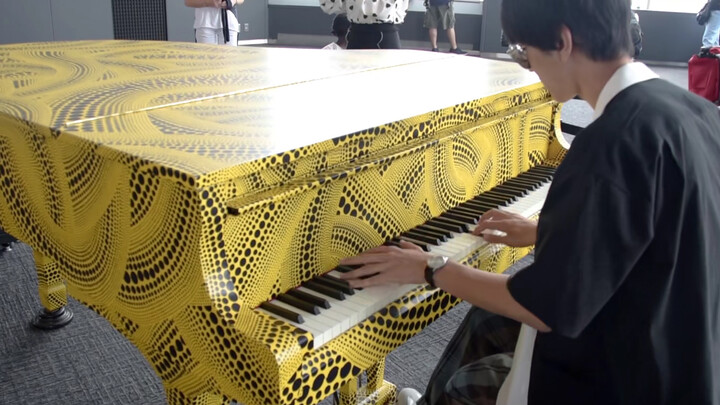 Nghệ sĩ piano người Nhật chơi "せんぼんざくら" 