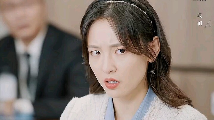 A rival coworker finds out the female lead’s true identity and reacts this way!