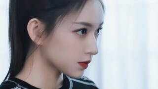 يا للهول! لطالما قالت إن الغرة هي درعها الواقي، لكن بدون الغرة بدت أكثر جمالًا وتناسقًا!