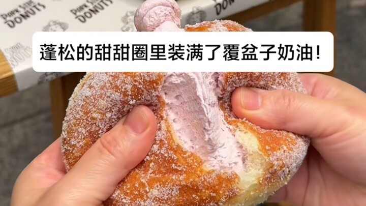 Donat yang mengembang dan lembut ini diisi penuh dengan krim raspberry! Krim yang asam-manis dan ado