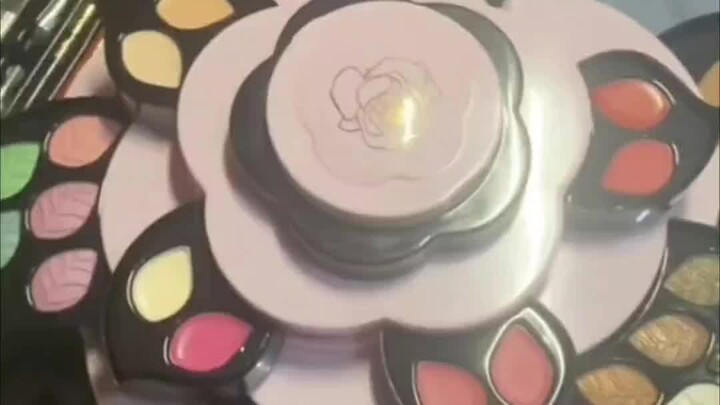 Kali ini para pria pasti sudah mengerti dahsyatnya kotak makeup yang bisa bikin rumah tangga hancur,