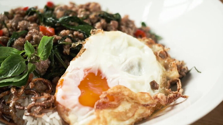 Daging tumis ala Thailand yang asam segar, ditambah dengan telur goreng gurih!