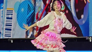 When I danced at a comic convention wearing 8cm high heels?! [Dye with your color]