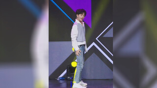 BOYSTORY Xinlong - SHINee's "Sister Is So Beautiful" cover dance solo shot