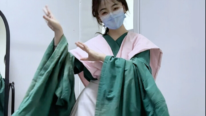 用科室换下的衣服做了个汉服，有古装那味道了哈哈哈