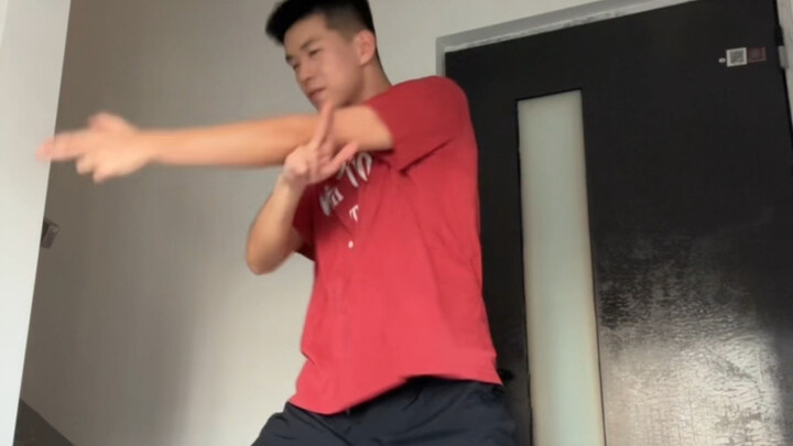 Bạn có sức mạnh gì để chia sẻ sân khấu với Song Yuqi? Nhìn phía sau kìa...