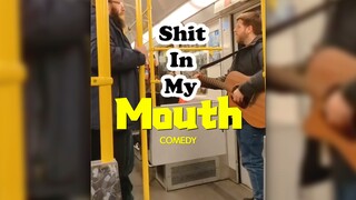 ชายสองคนร้องเพลง "Pull in My Mouth" เป็นคู่กันบนรถไฟใต้ดิน
