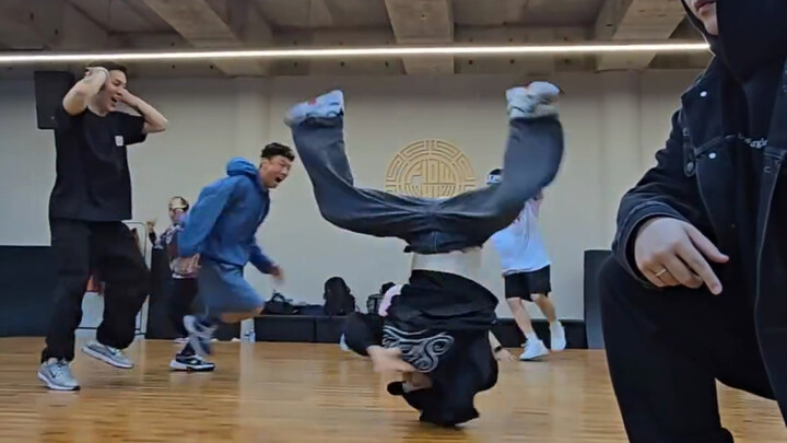 Anh chàng này thao tác quá đỉnh luôn, bắt chước cực kỳ xuất sắc 👍👍