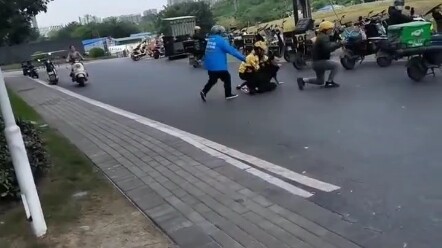 Delivery driving is pretty dangerous! The delivery guy got hit with a hammer by security!