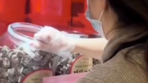 Dua buah plum seharga 64 yuan... Saya tidak mengerti dunia orang kaya... (Diganti dengan sumber vide