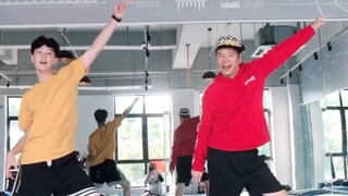 การเผาผลาญไขมันสุดยอดและการเต้นลดน้ำหนัก การเต้นรำ Zumba "ไม่มีความรู้สึก" ของ Wang Yibo การเต้นรำ Z