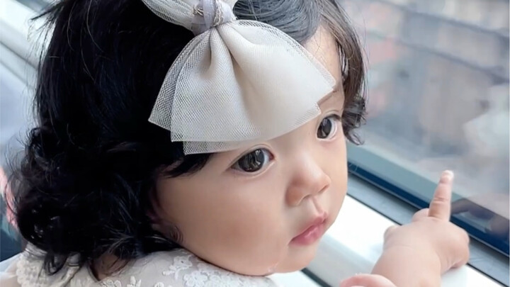 Spotted a super confident baby on the Hangzhou Metro~