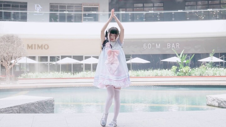 【Baby】♥The cute girl dances by the water, why don't you come in to see it♥Hide and Seek
