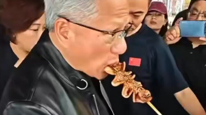 Huang Renxun menikmati sate cumi bakar dan menenggak dua gelas Miniso Ice‑tea, datang ke Beijing unt