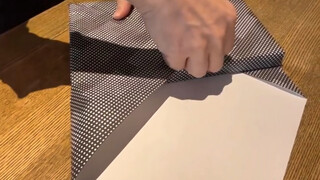 عملية تغليف الكتب الجديدة في مكتبة يابانية، تبدو مريحة جدًا ومهدئة للنفس