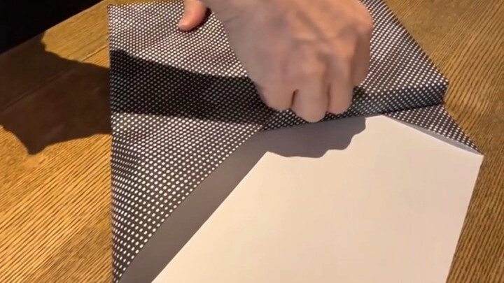 عملية تغليف الكتب الجديدة في مكتبة يابانية، تبدو مريحة جدًا ومهدئة للنفس