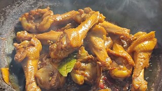 富婆纡尊降贵吃点便宜食物