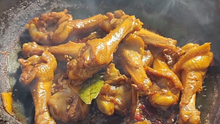 Nyonya kaya dengan rendah hati makan makanan murah