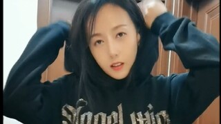 40岁的单亲妈妈装20岁的小姑娘