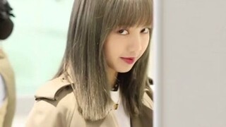Lisa thật dễ thương khi trao đổi tín hiệu bí mật với người hâm mộ