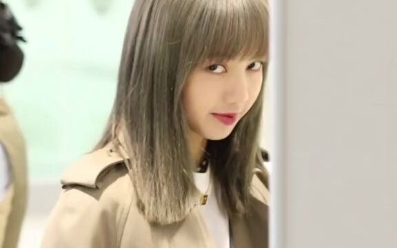 ลิซ่าน่ารักมากตอนที่เธอแลกเปลี่ยนสัญญาณลับกับแฟนๆ