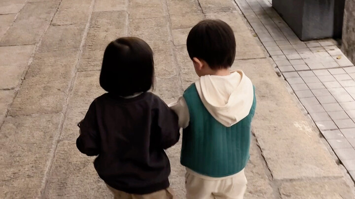 Aww, these two little cuties are so adorable!