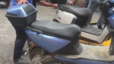 เจ้าหน้าที่เทศกิจลากรถที่ฝ่าฝืนกฎ ชายคนหนึ่งถือสายน้ำเกลือออกมาขัดขวาง