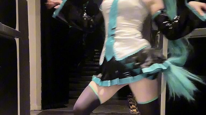 Trước khi lên sân khấu nhảy nhẹ một chút để làm nóng người, cảm giác ánh sáng hậu trường rất phù hợp