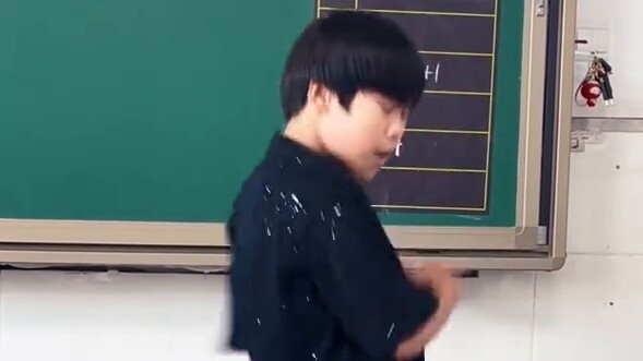 10-year-old primary school student dances to "lalalala"---Straykids