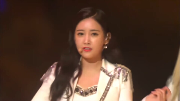 T-ara medley tiga lagu, setelan jas putih dengan kaki jenjang dan tubuh seksi yang memukau!