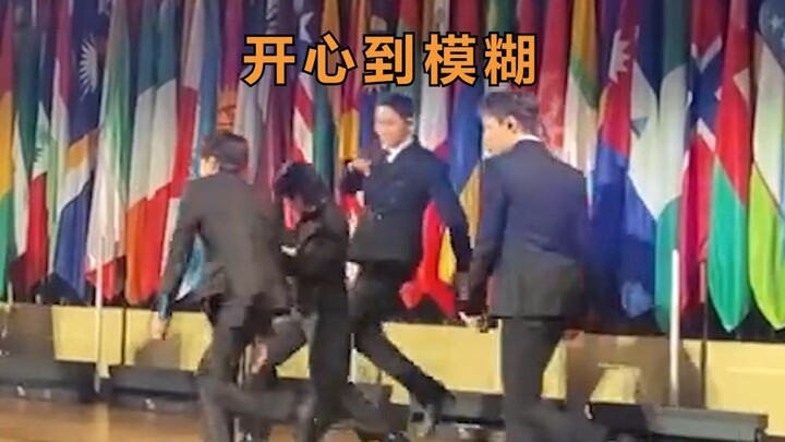 【SEVENTEEN】Kim Tato performs a sliding-step routine at the United Nations—each step measuring 1.6 me