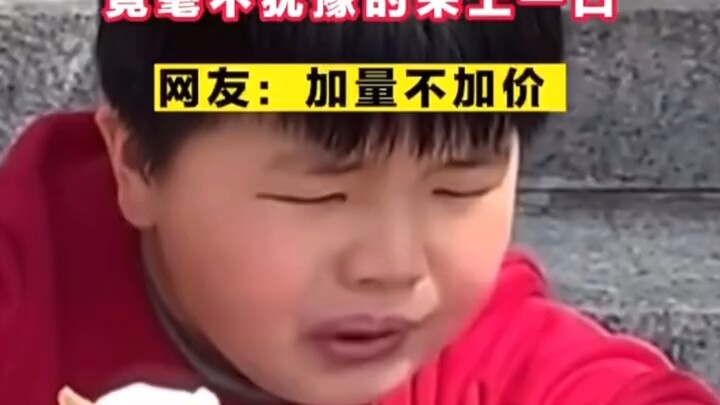男孩在海边吃冰淇淋，鸟屎拉到胳膊上，误以为是冰淇淋 竟毫不犹豫的来上一口 万万没想到# 这操作都看傻了 # 搞笑 # 萌娃 # 可爱倒霉的熊孩子