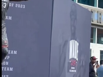 Wade’s statue unveiled! Sources reveal the sculptor has already been “taken out.” Next life, forget 