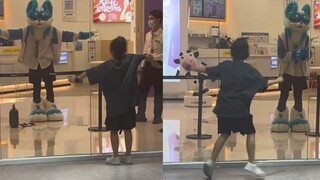 女孩隔玻璃与人偶斗舞，本以为是随便扭扭，没想到是王者对决