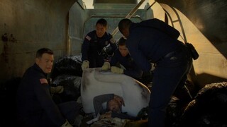 【宇哥】流浪汉进垃圾筒睡觉，却被垃圾车运走，处理成了垃圾……《紧急呼救09》