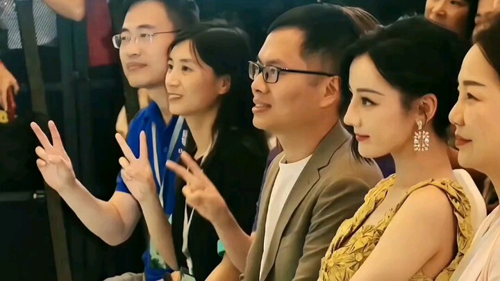 การปรากฏตัวที่ดึงดูดความสนใจของดิลราบาทำให้มุมปากของทุกคนยกขึ้นอย่างบ้าคลั่ง