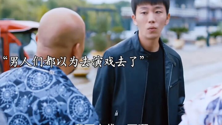 Chàng trai nghèo thuê diễn viên quần chúng đóng giả dân anh chị để dọa chủ đầu tư, khiến đại ca phải