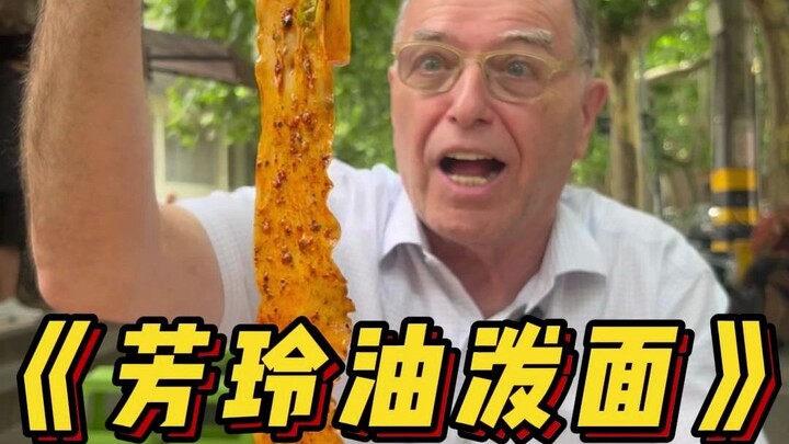 Ever since this foreigner tried Shaanxi-style noodles, he’s been completely hooked! Today, he’s back