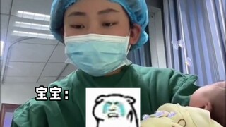 Chị y tá vừa dỗ em bé vừa ôn thi