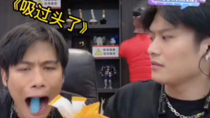 عندما يجنّ الأخ الأكبر ياو، لا يستطيع الأخ الأصغر ياو سوى الضحك بجنون!