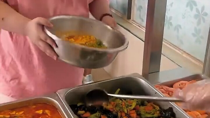 Mở mâm thôi, cái bát này rơi xuống thật là chói tai!