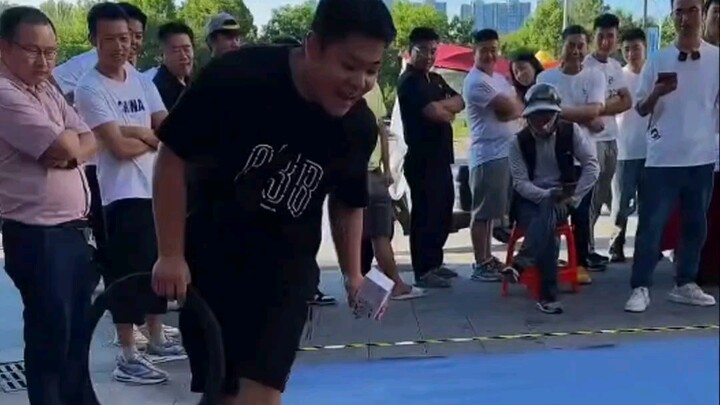 Người mặc bộ đồ ấy vẫn rất bình tĩnh, khiến ông chồng đứng bên cạnh xem mà phấn khích đến phát cuồng