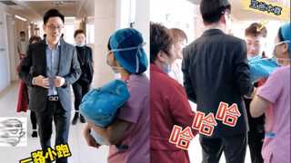 孕妇生下女婴后家属争先看第一眼，宝宝爸爸被堵太可爱！