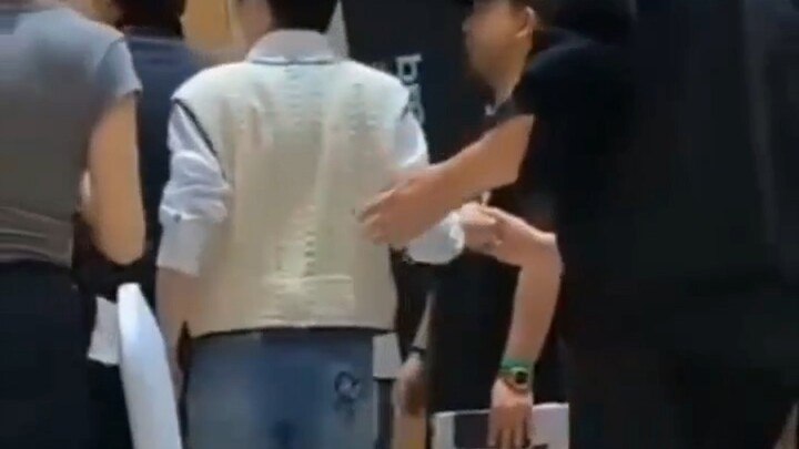 Zhou Shen berlutut di atas kursi sambil makan permen loli, lalu “dibujuk” turun oleh kru; ia juga di