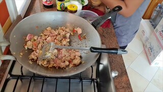 ผัดไก่ไปมะกรูด นุ่นแม่บ้านตั๊กแตน ชลดา