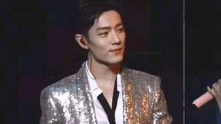 ดวงตาของเซียวจ้านเต็มไปด้วยความรัก มันน่าทึ่งที่เขามองทุกคนด้วยความรักเช่นนี้