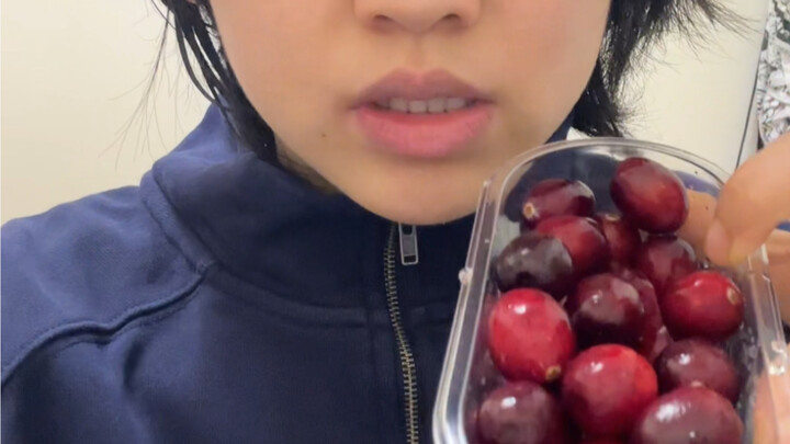 第一次生吃蔓越莓，太酸了