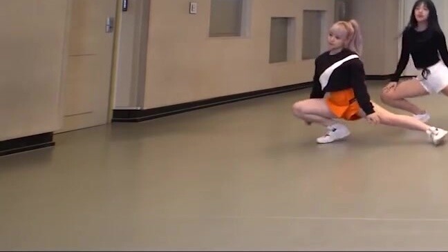 ขนลุก...มีเกิร์ลกรุ๊ปวงอื่นแบบนี้อีกไหม? 10 คนเต้นเวฟแดนซ์เสร็จภายใน 0.5 วินาที...ทุกท่าเต้นทำตามจัง