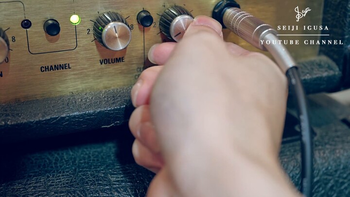 Saya menghubungkan gitar sunyi saya ke Marshall.