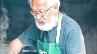 رجل عجوز يشبه هاياو ميازاكي أصبح مشهورًا على الإنترنت، لكن القصة وراء ذلك أكثر إثارة للشفقة!